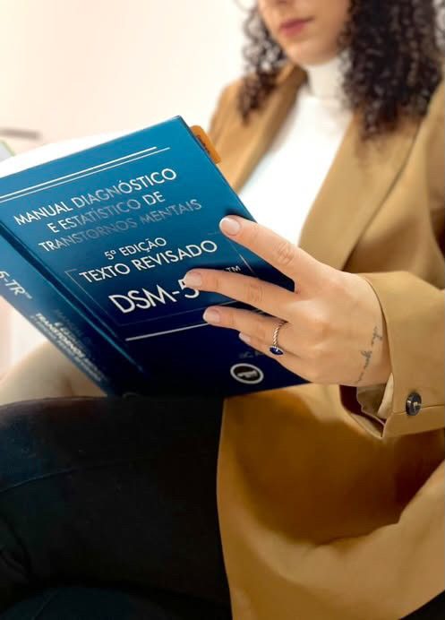 Bruna Ribeiro lendo o DSM-5-TR em português